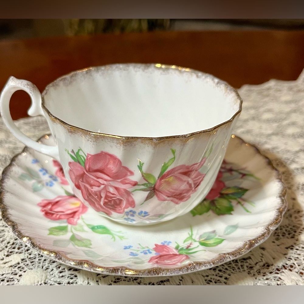 Apricot Rose Gladstone Teacup and Saucer - Picture 3 of 5